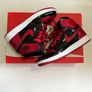 Nike Air Jordan 1 Retro High OG. Colors: Black/White/Varsity Red. Size: 4 youth